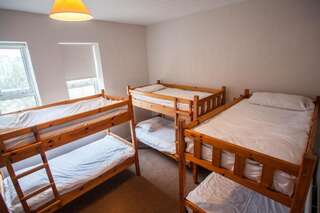 Хостелы TurfnSurf Lodge Бандоран Односпальная кровать в общем мужском номере-2